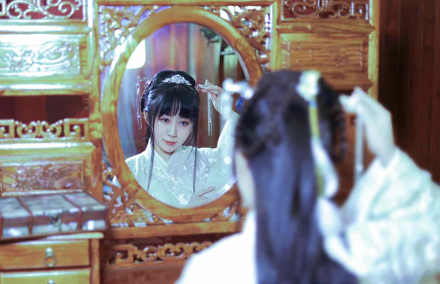 《汉服第339期》汉服 对镜贴花黄