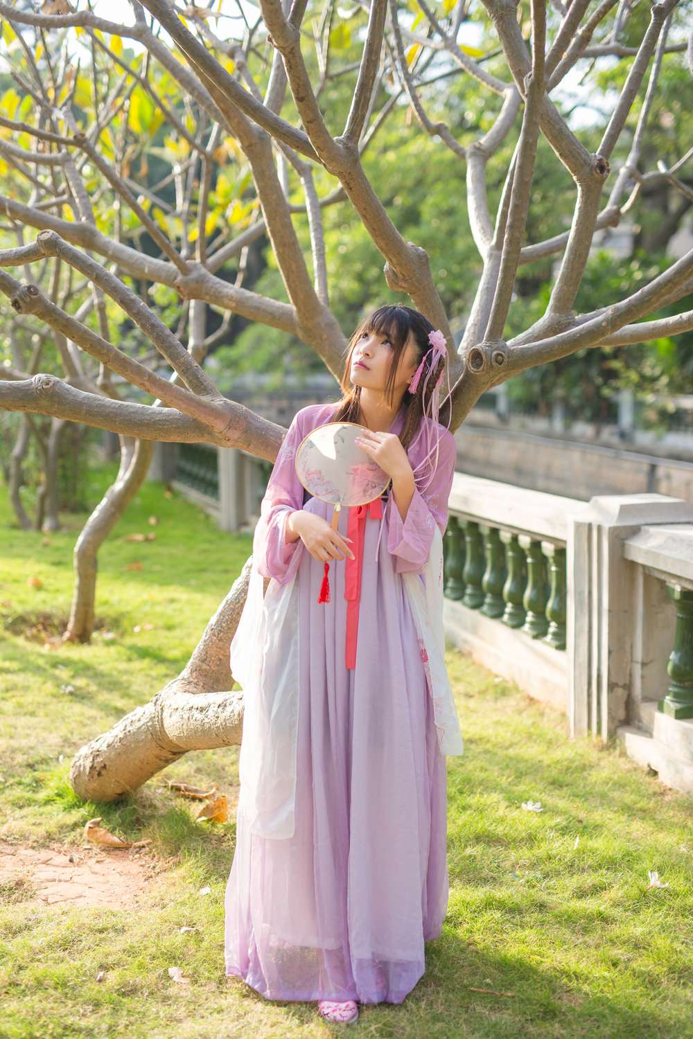 《汉服第620期》日丽百草也多情