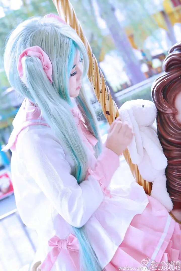 《C站·lolita·第1033期》在游乐场游走的miku酱