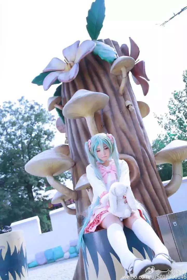 《C站·lolita·第1033期》在游乐场游走的miku酱