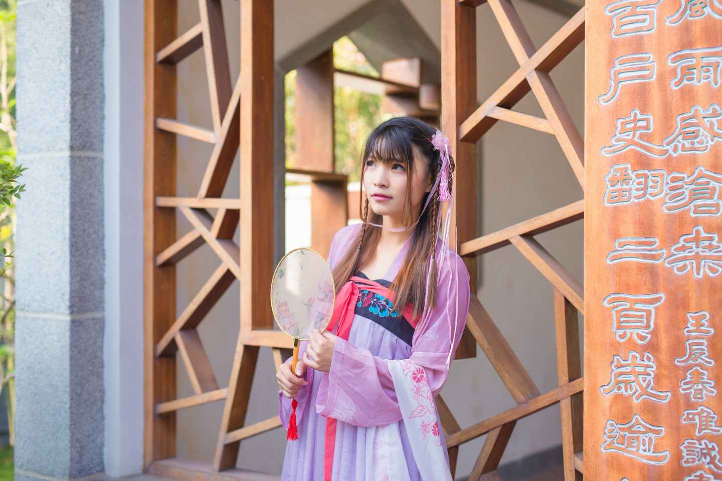 《汉服第620期》日丽百草也多情