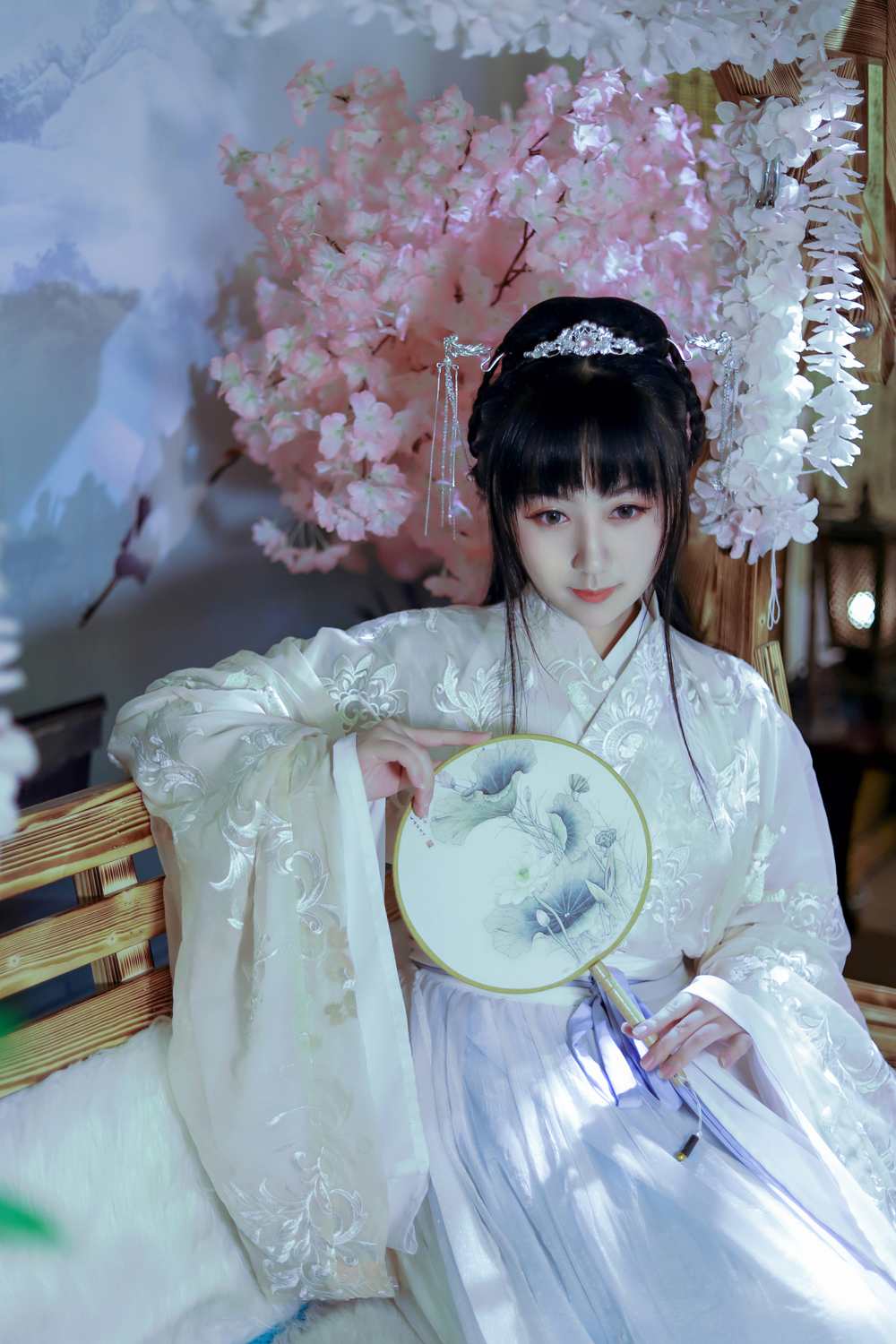 《汉服第339期》汉服 对镜贴花黄