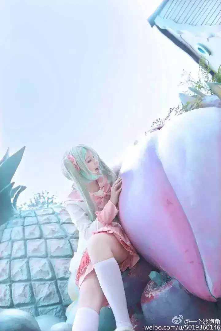 《C站·lolita·第1033期》在游乐场游走的miku酱