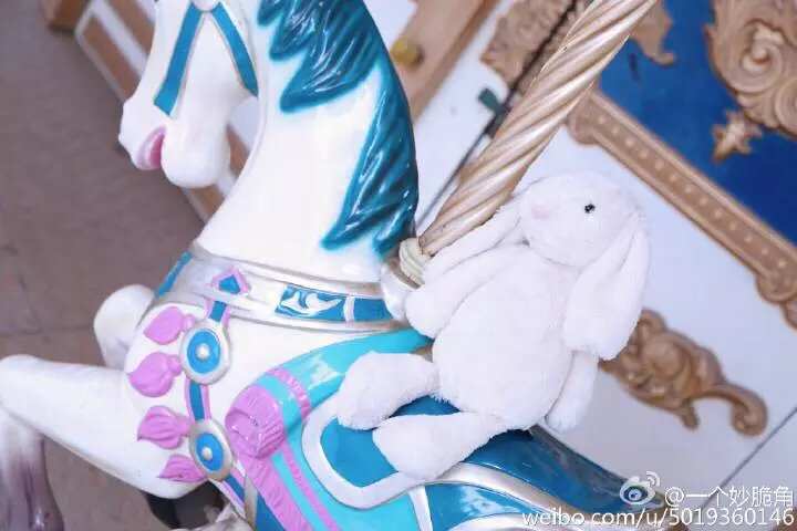 《C站·lolita·第1033期》在游乐场游走的miku酱