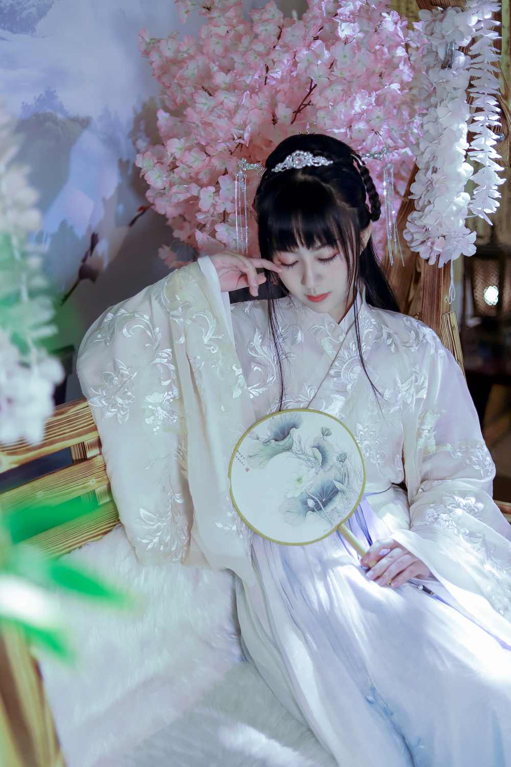 《汉服第339期》汉服 对镜贴花黄