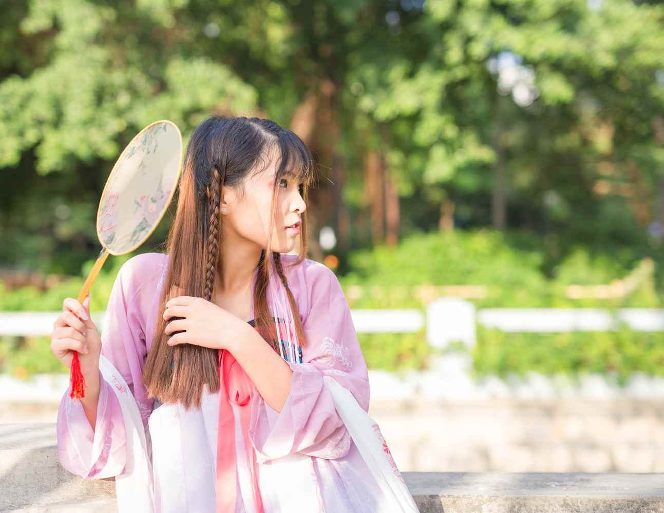 《汉服第620期》日丽百草也多情