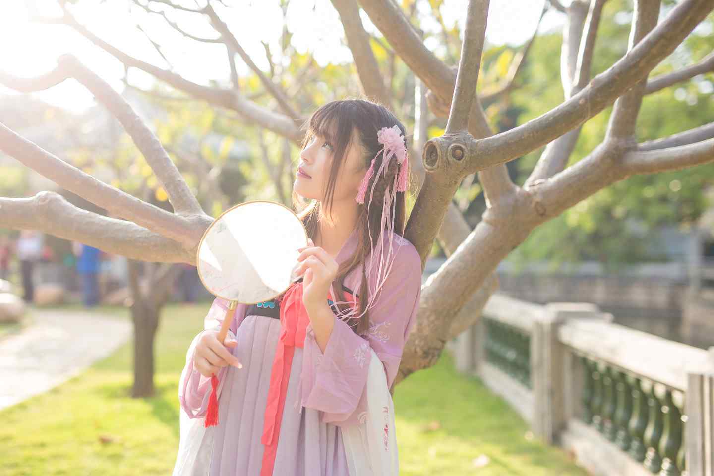 《汉服第620期》日丽百草也多情